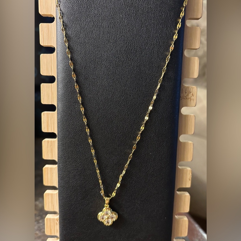 Elegant Gold Flower Pendant Necklace - Picture 4 of 4